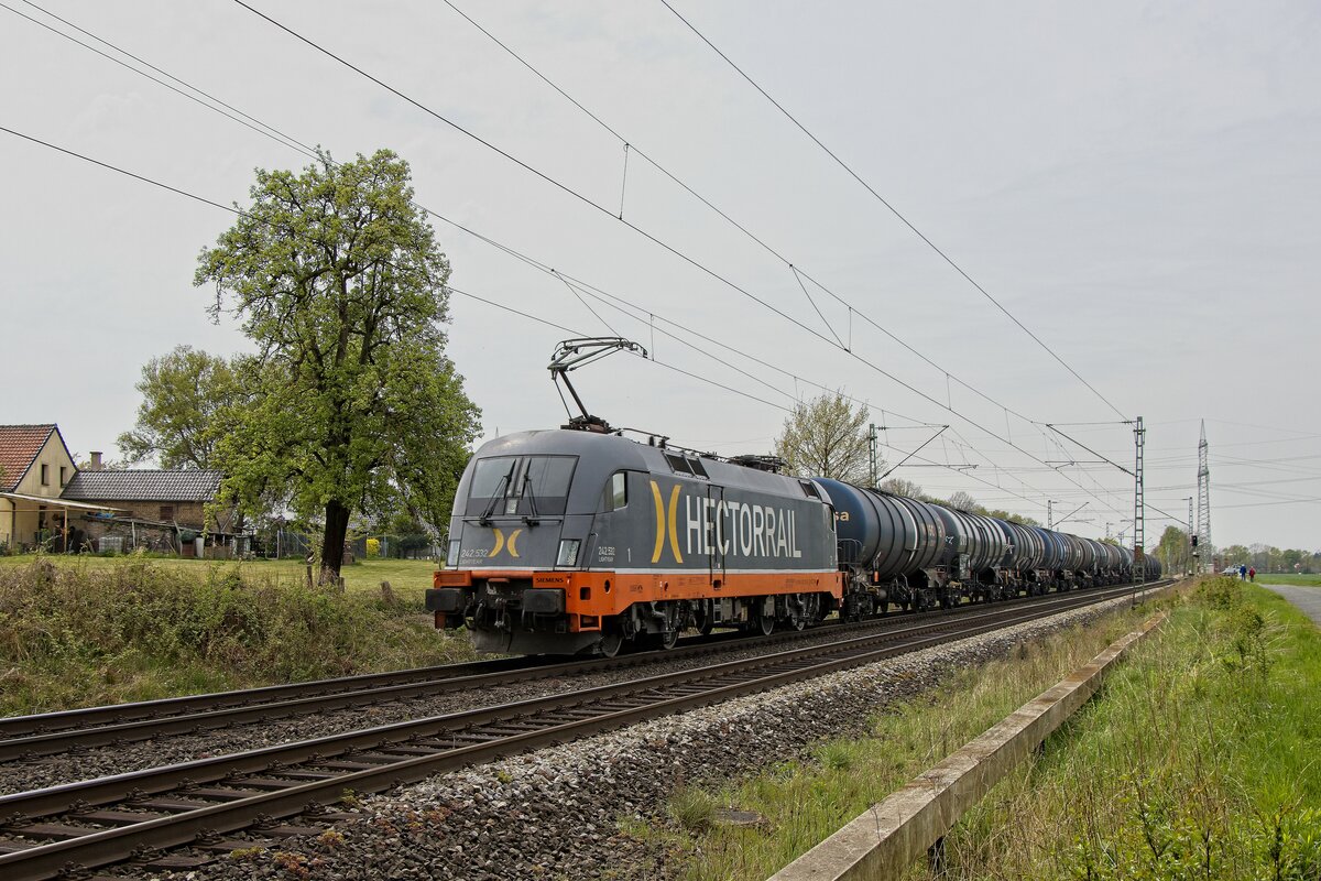 Hector Rail 242 532 mit einem Kesselzug in Hamm-Neustadt (29.04.2022)