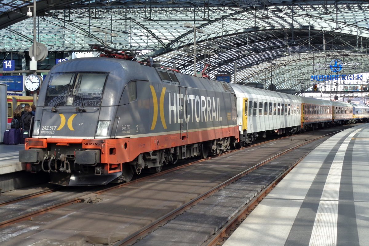 Hector Rail 242 v517 steht am 5 April 2018 in Berlin Hbf mit ein FlixTrain nach Stuttgart.