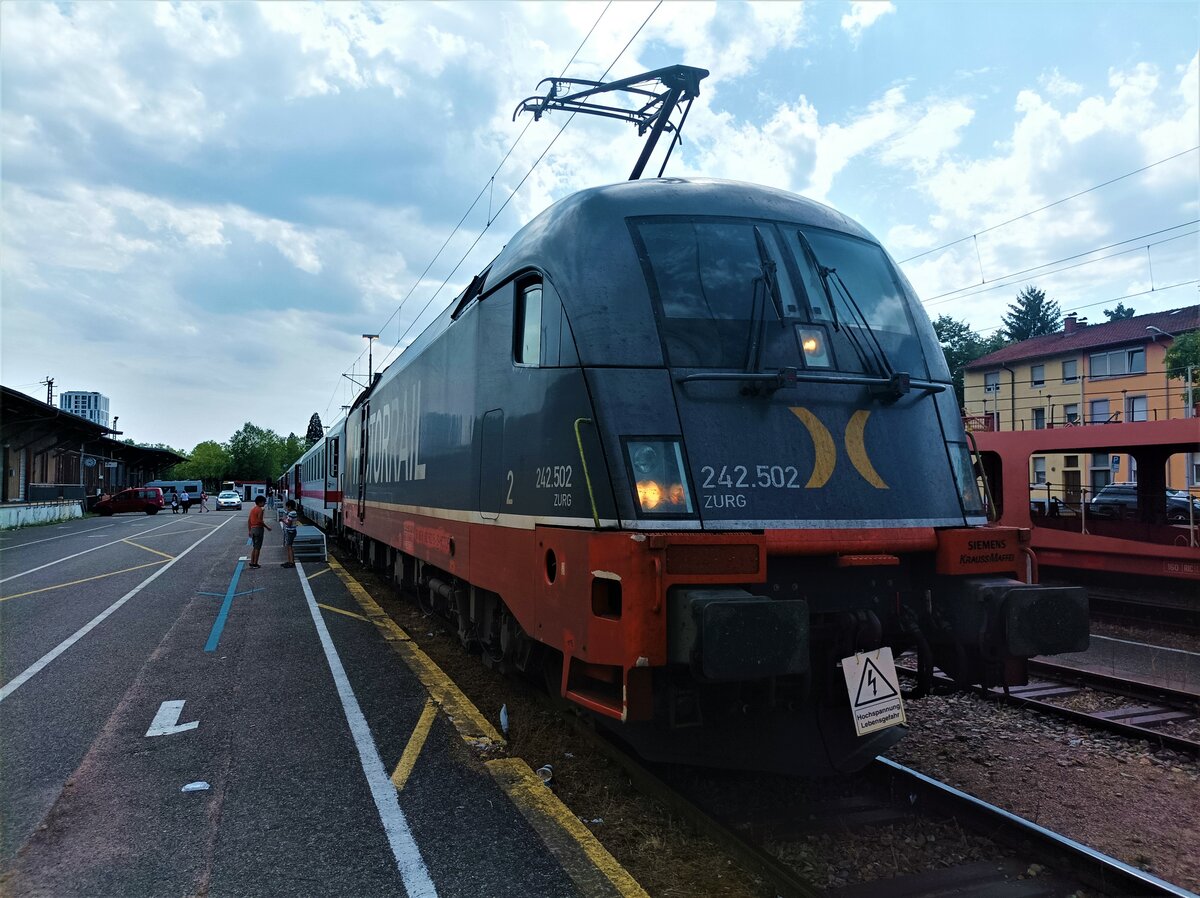 Hector Rail 242.502 Zurg am BTE Autoreisezug von Lörrach nach Hamburg Altona am 25.07.22 in Lörrach Terminal 