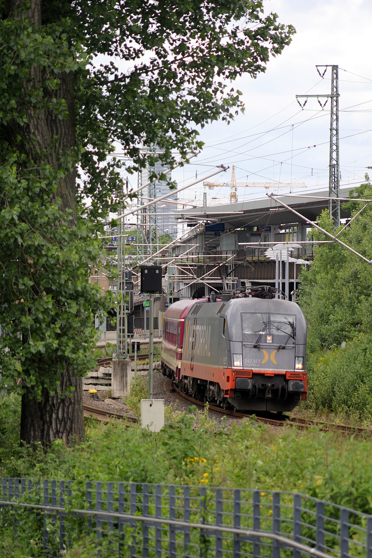 Hector Rail 242.517  Fitzgerald  mit einem Pilgerzug nach Lourdes. // Köln-Deutz (tief) // 5. Juni 2014