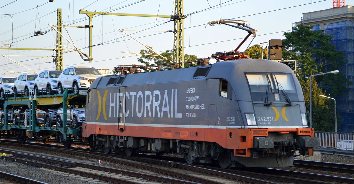Hector Rail AB, Danderyd [S], aktueller Mieter? mit  242.531  [Name: LaMotta] [NVR-Number: 91 80 6182 531-4 D-HCTOR] und PKW-Transportzug (in Tschechien produzierte Hyundai-PKW Modelle) am 15.09.20 Durchfahrt Dresden Hbf.