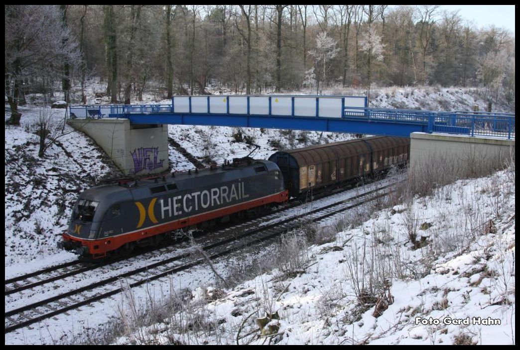 Hector Rail gehört auf der Rollbahn derzeit zum täglichen Erscheinungsbild. am 4.2.2015 war um 11.53 Uhr Taurus 242502 unter der neuen Fußgängerbrücke im Einschnitt zwischen Vehrte und Ostercappeln unterwegs in Richtung Norden. 