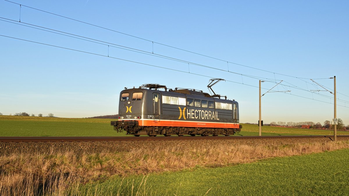Hector Rail (Germany) 162 005  Herzog  (151 133, ex DB) solo in Richtung Osnabrück (bei Melle, 15.02.19).