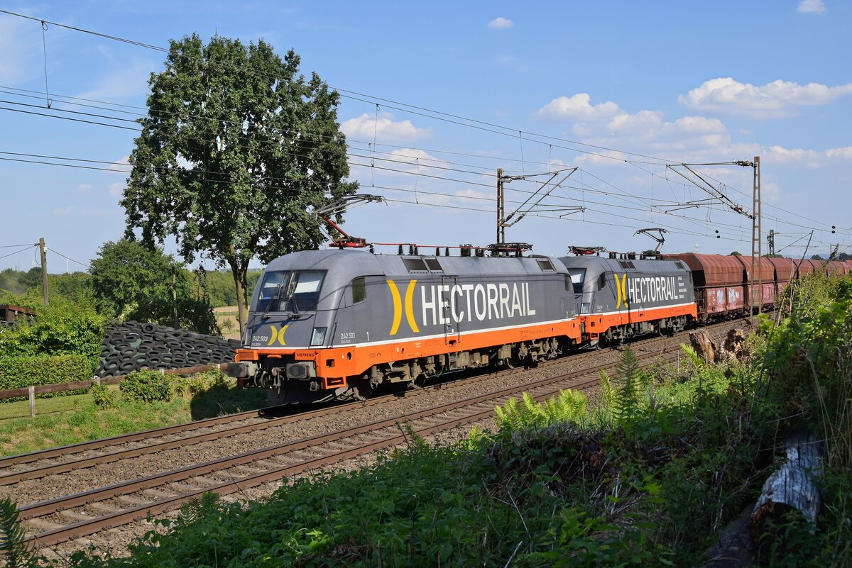 Hector Rail (Germany) 242 503 (182 503)  BALBOA  und 242 531 (182 531)  LA MOTTA  mit Erzzug Hamburg-Waltershof Hansaport - Dillingen/Saar (Bohmte-Stirpe, 24.08.2022).