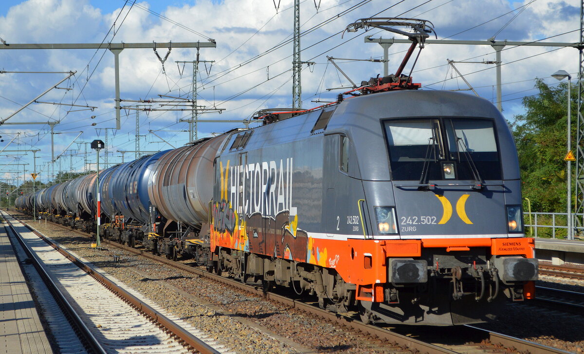 Hector Rail (Germany) GmbH, Bochum [D] mit  242.502  Name:  Zurg  [NVR-Nummer: 91 80 6182 502-5 D-HCTOR] und einem Kesselwagenzug am 21.09.22 Durchfahrt Bahnhof Golm.