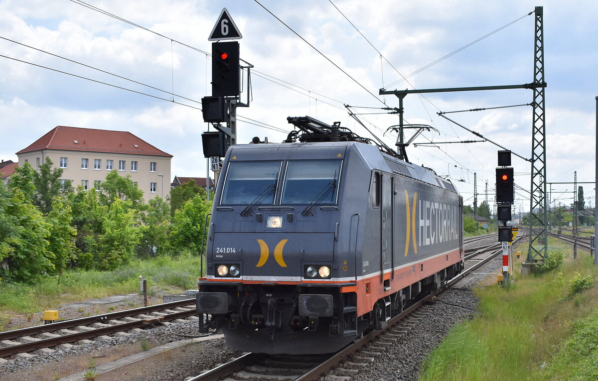 Hector Rail (Germany) GmbH, Bochum [D] mit ihrer  241.014 , Name:  Ackbar  [NVR-Nummer: 91 80 6185 571-7 D-HRDE] am 25.05.23 Durchfahrt Dessau Hbf.