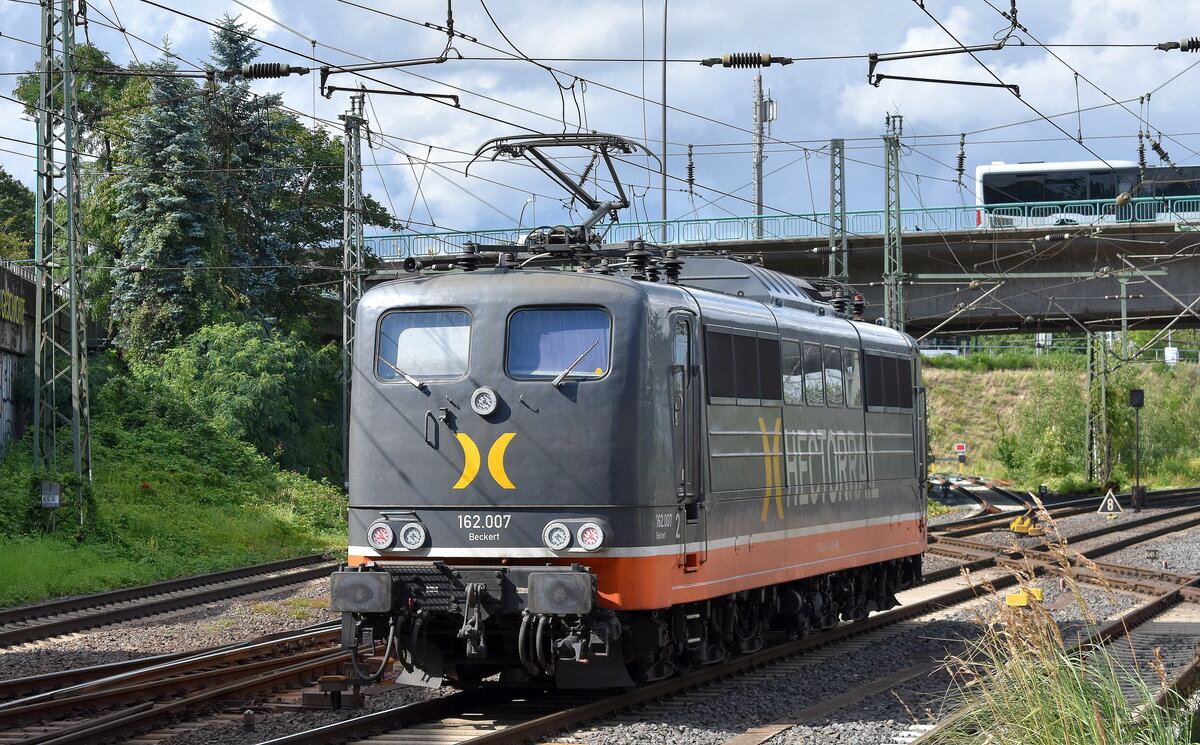 Hector Rail (Germany) GmbH, Bochum mit ihrer  162.007  Name:  Beckert  (NVR:  91 80 6151 134-4 D-HRDE ) am 03.08.23 Höhe Bahnhof Hamburg-Harburg.