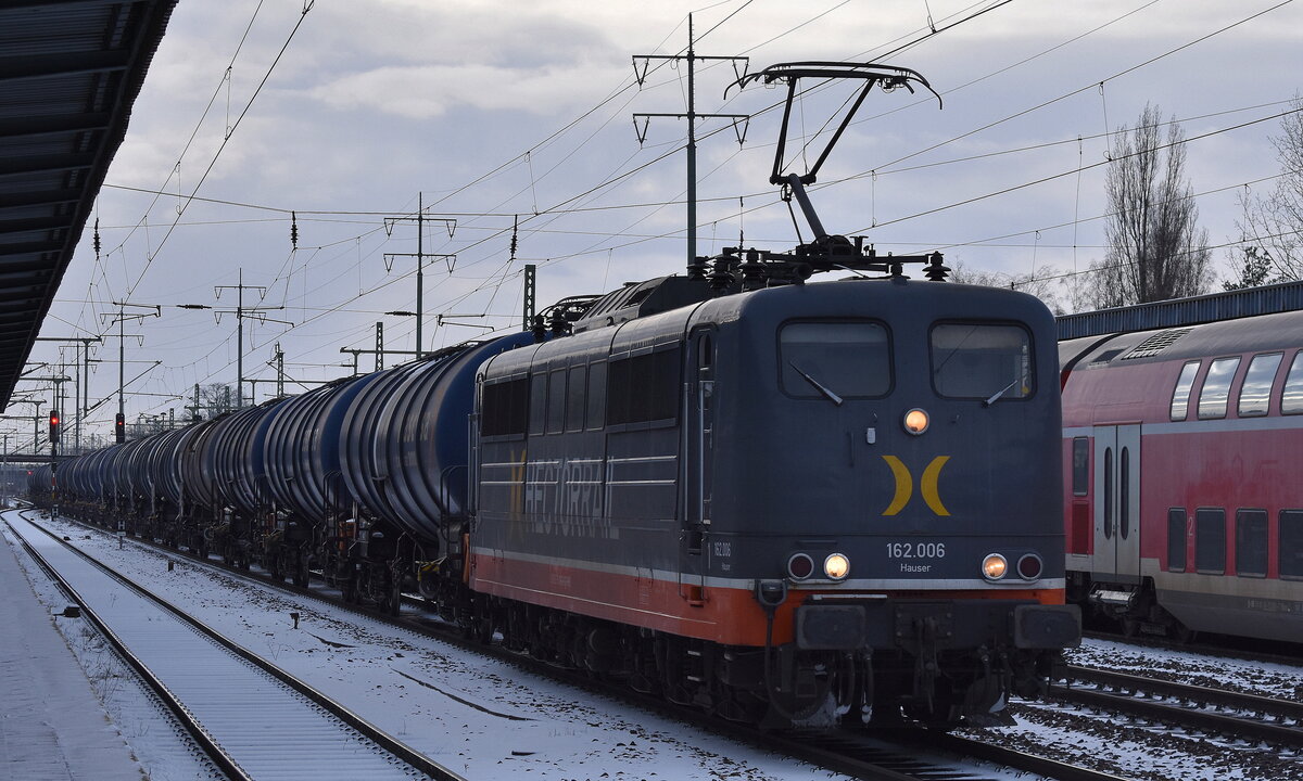 Hector Rail (Germany) GmbH, Bochum mit ihrer  162.006  Name:  Hauser  (NVR:  91 80 6151 066-8 D-HRDE ) und einem Kesselwagenzug (leer) Richtung PCK-Raffinerie Schwedt am 16.01.24 Durchfahrt Bahnhof Schönefeld (bei Berlin).