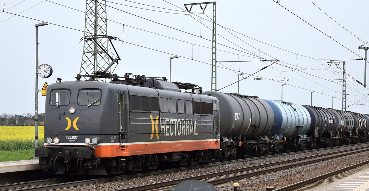 Hector Rail (Germany) GmbH, Bochum mit ihrer  162.007 , Name:  Beckert  (NVR:  91 80 6151 134-4 D-HRDE ) und einem Kesselwagenzug am 09.04.24 Höhe Bahnhof Rodleben.
