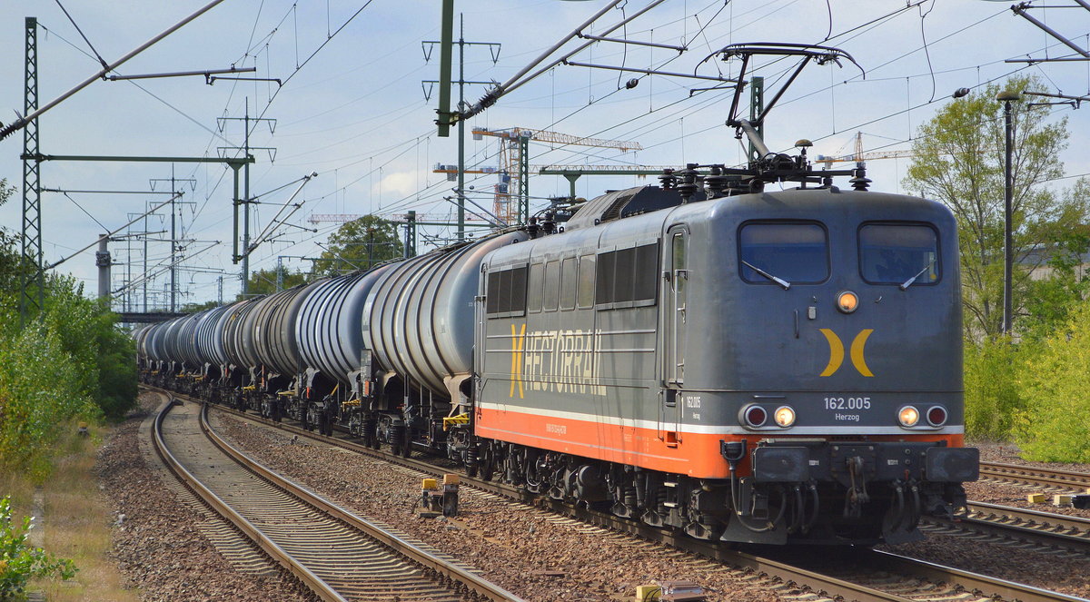 Hector Rail Germany GmbH mit  162.005/Herzog  (NVR-Nr: 91 80 6 151 133-6 D-HCTOR) und Kesselwagenzug (leer) Richtung Stendell am 12.09.19 Bahnhof Flughafen Berlin Schönefeld.