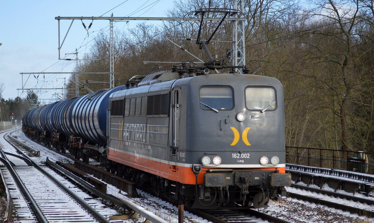 Hector Rail mit  162.002  Name: Lang (NVR:  91 80 6 151 070-0 D-HCTOR ) mit Kesselwagenzug (Dieselkraftstoff) am 20.01.22 Berlin-Buch.