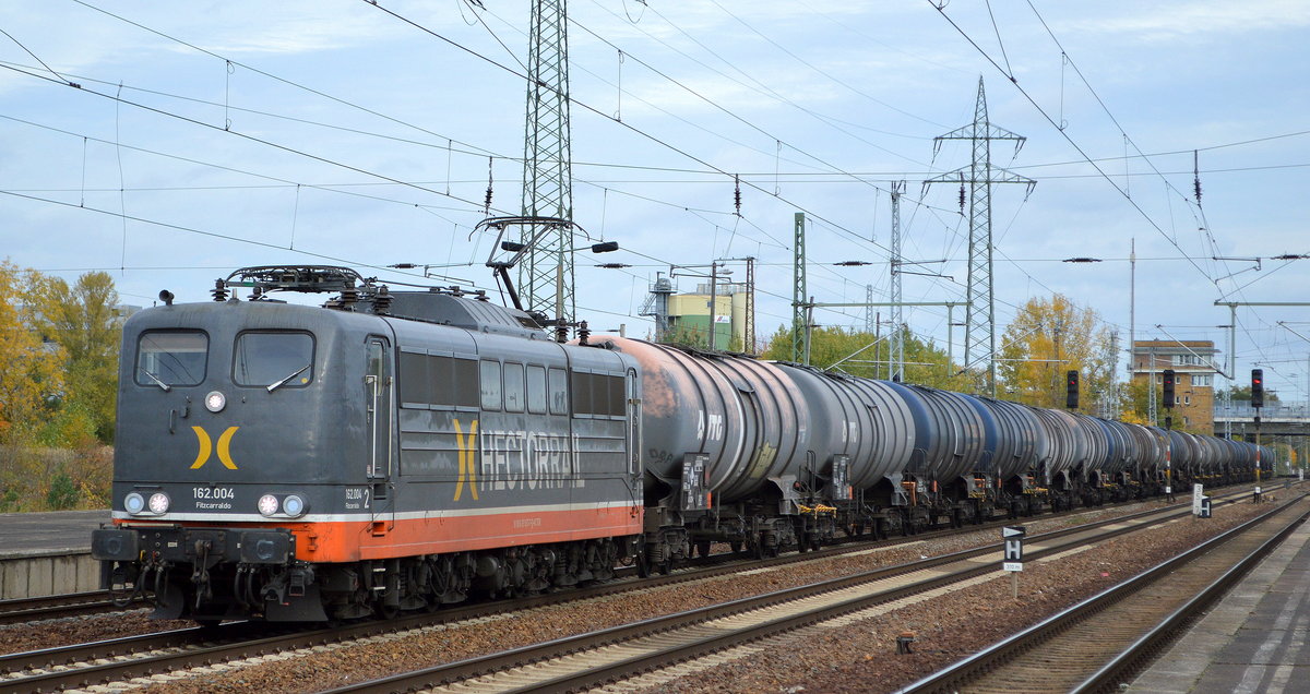 Hector Rail mit  162.004   Name:  Fitzcarraldo  (NVR-Nummer: 91 80 6 151 057-7 D-HCTOR) mit Kesselwagenzug am 27.10.20 Bf. Flughafen BER Terminal 5.