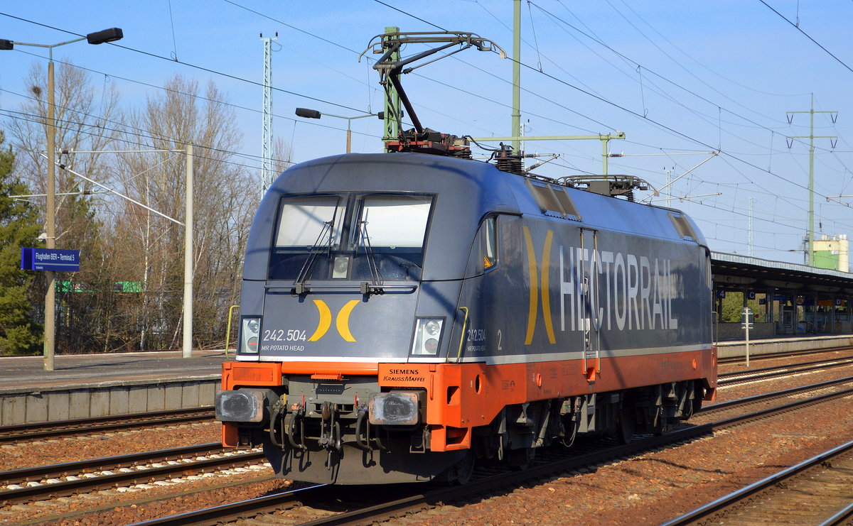 Hector Rail mit  242.504  [Name: MR POTATO HEAD] [NVR-Number: 91 80 6182 504-1 D-HCTOR] am 10.03.21 Durchfahrt Bf. Flughafen BER Terminal 5.