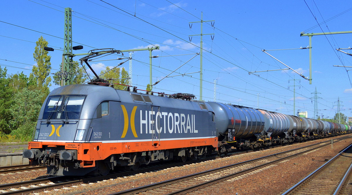 Hector Rail mit  242.532  [Name: Lightyear] [NVR-Nummer: 91 80 6182 532-2 D-HCTOR] an Stelle einer sonst üblichen 151ér mit Kesselwagenzug von Stendell Richtung Coswig (b. Dresden) am 11.09.19 Durchfahrt Bahnhof Flughafen Berlin Schönefeld. 