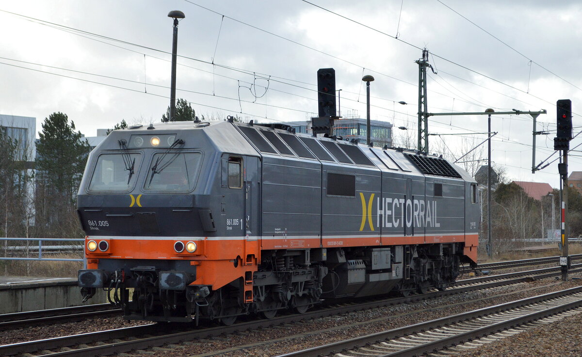 Hector Rail mit  861.005  Name:  Shrek  (NVR:  92 80 1251 009-7 D-HCTOR ) am 07.02.22 Durchfahrt Bf. Flughafen BER - Terminal 5. Viele Grüße an den Tf. !!!!