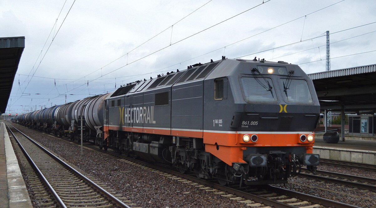 Hector Rail mit  861.005  Name:  Shrek  (NVR:  92 80 1251 009-7 D-HCTOR ) mit Kesselwagenzug am 09.02.22 Durchfahrt Bf. Flughafen BER - Terminal 5.