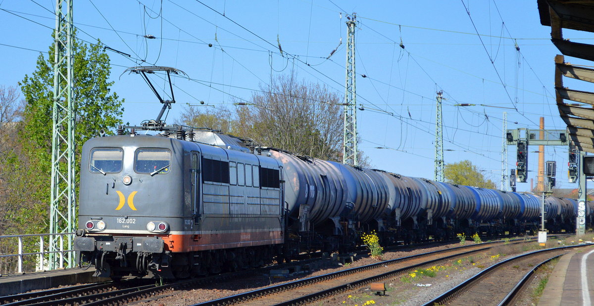 Hectorrail  162. 002  Name: Lang  (91 80 6 151 070--0-D-HCTOR) mit Kesselwagenzug am 22.04.20 Magdeburg Neustadt.