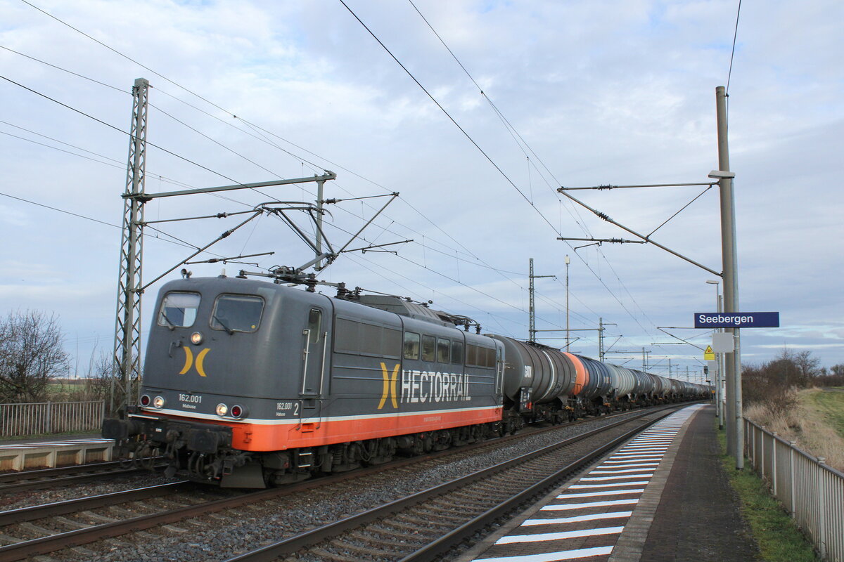 Hectorrail 162.001  Mabuse  (91 80 6151 013-0 D-HCTOR) mit einem Kesselwagenzug Richtung Eisenach, am 15.02.2024 in Seebergen.