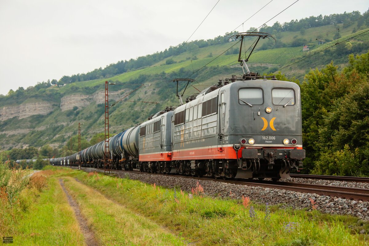 Hectorrail 162.006  Hauser  mit Kesselzug in Thüngersheim, August 2021.