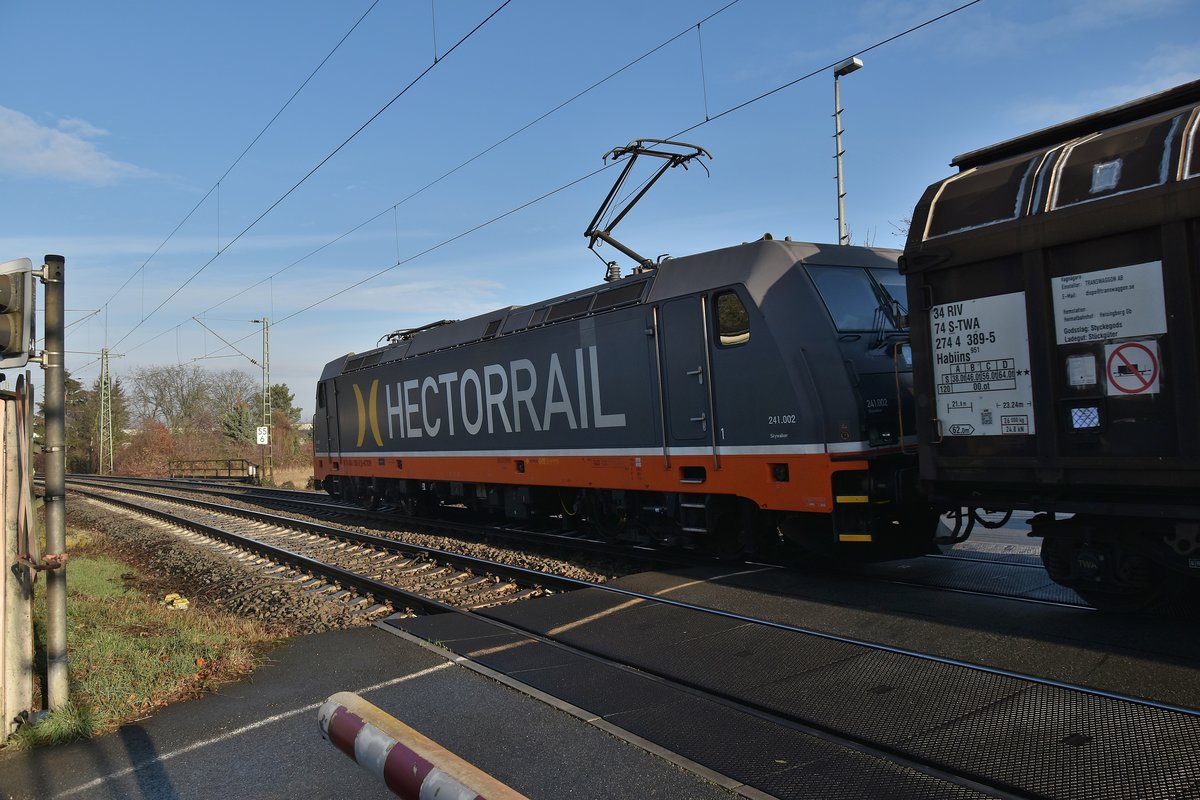 Hectorrail 241 002-3 mit Schiebewandwagen in Gro Gerau am heutigen Morgen gen Bischofheim fahrend, hier kommt sie aus Gro Gerau-Dornberg herunter. 