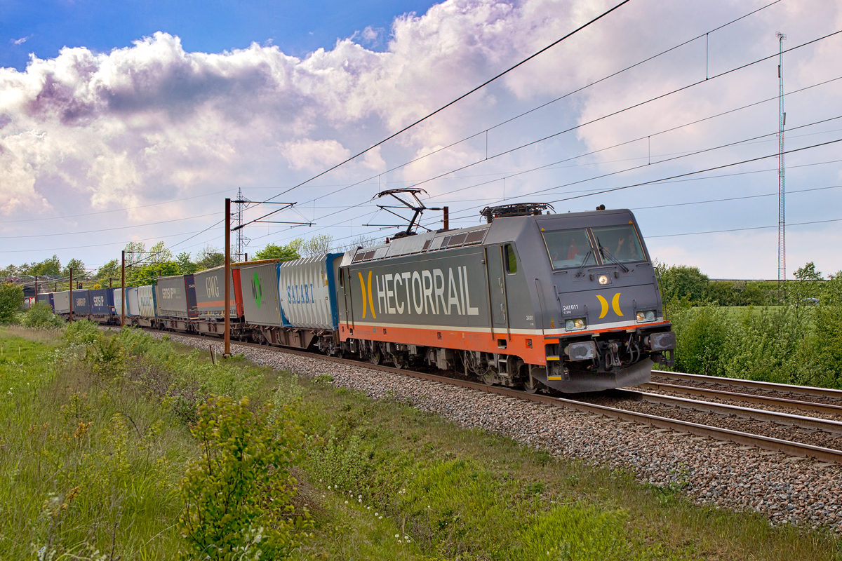 Hectorrail 241 011 fährt abends den 20.5.2016 in Taulov mit einem KLV Zug vorbei.Lieber Gruss zurück an den Lokführer!