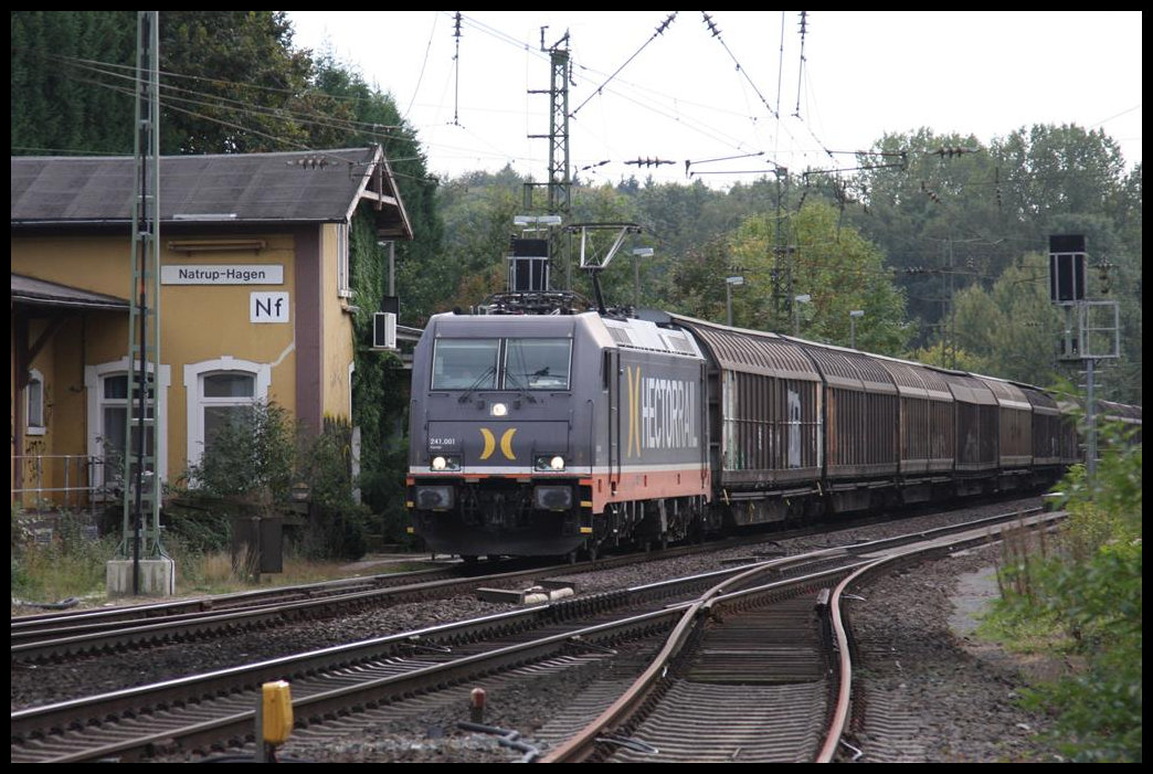 Hectorrail 241.001 fährt hier am 30.9.2018 um 16.07 Uhr in Richtung Norden durch den Bahnhof Natrup Hagen.