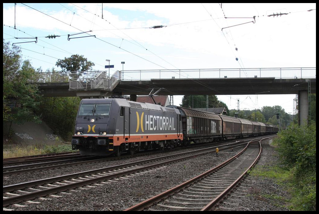 Hectorrail 241.001 fährt hier am 30.9.2018 um 16.07 Uhr in Richtung Norden durch den Bahnhof Natrup Hagen.