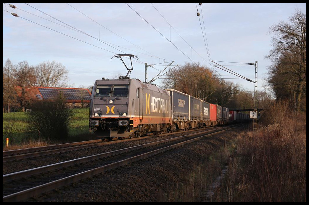 Hectorrail 241.008 ist hier am 18.12.2020 um 10.20 Uhr mit einem Containerzug am Ortsrand von Hasbergen in Richtung Ruhrgebiet auf der Rollbahn unterwegs.