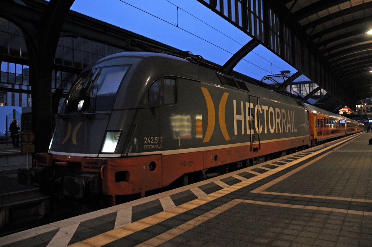 HECTORRAIL 242 517  Fitzgerald   mit dem Locomore (LOC 1818) von Stuttgart Hbf nach Berlin-Lichtenberg in Darmstadt am 16.12.2016.  Obwohl eine Verspätung von 25 Minuten wurde angekündigt, 5 Minuten entspricht der Realität.