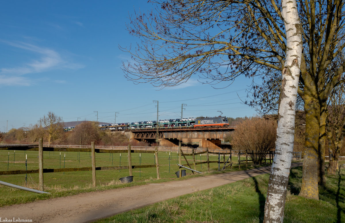 Hectorrail 242 517  FritzGerald  zieht einen Autozug über die Brücke in der Treuchtlinger Einfahrt weiter Richtung München, 20.3.19