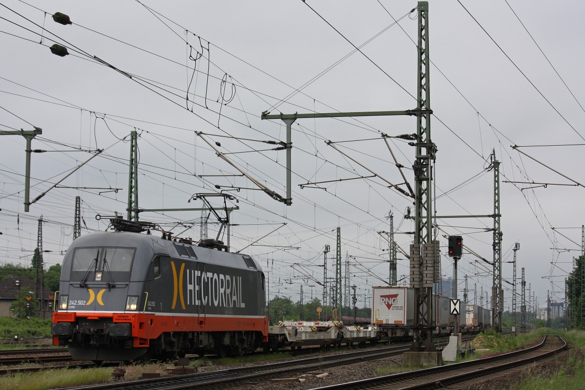 Hectorrail 242.502  Zurg  am 1.6.13 mit einem KLV nach Ehrang in Oberhausen-West.