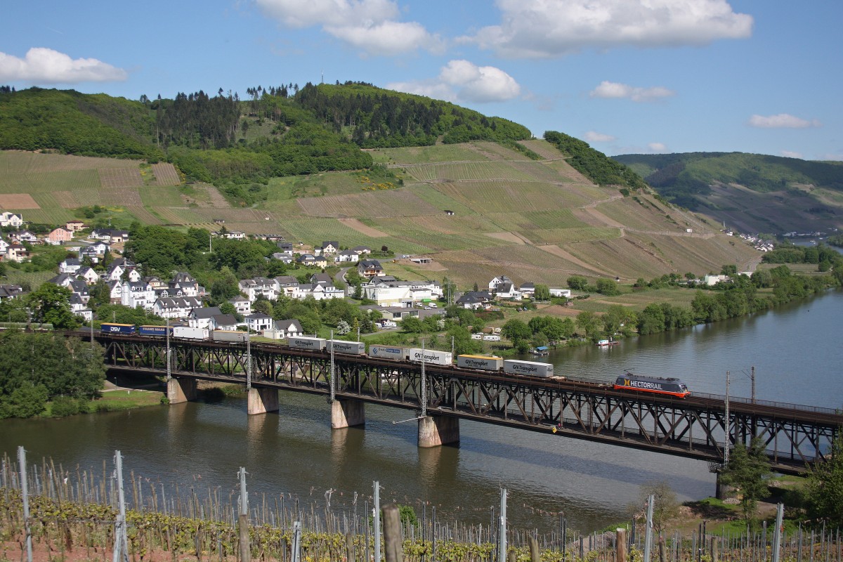 Hectorrail 242.502  Zurg  am 18.5.13 mit dem DGS DGS 42711 Helsingborgs Central - Ehrang Nord in Bullay.