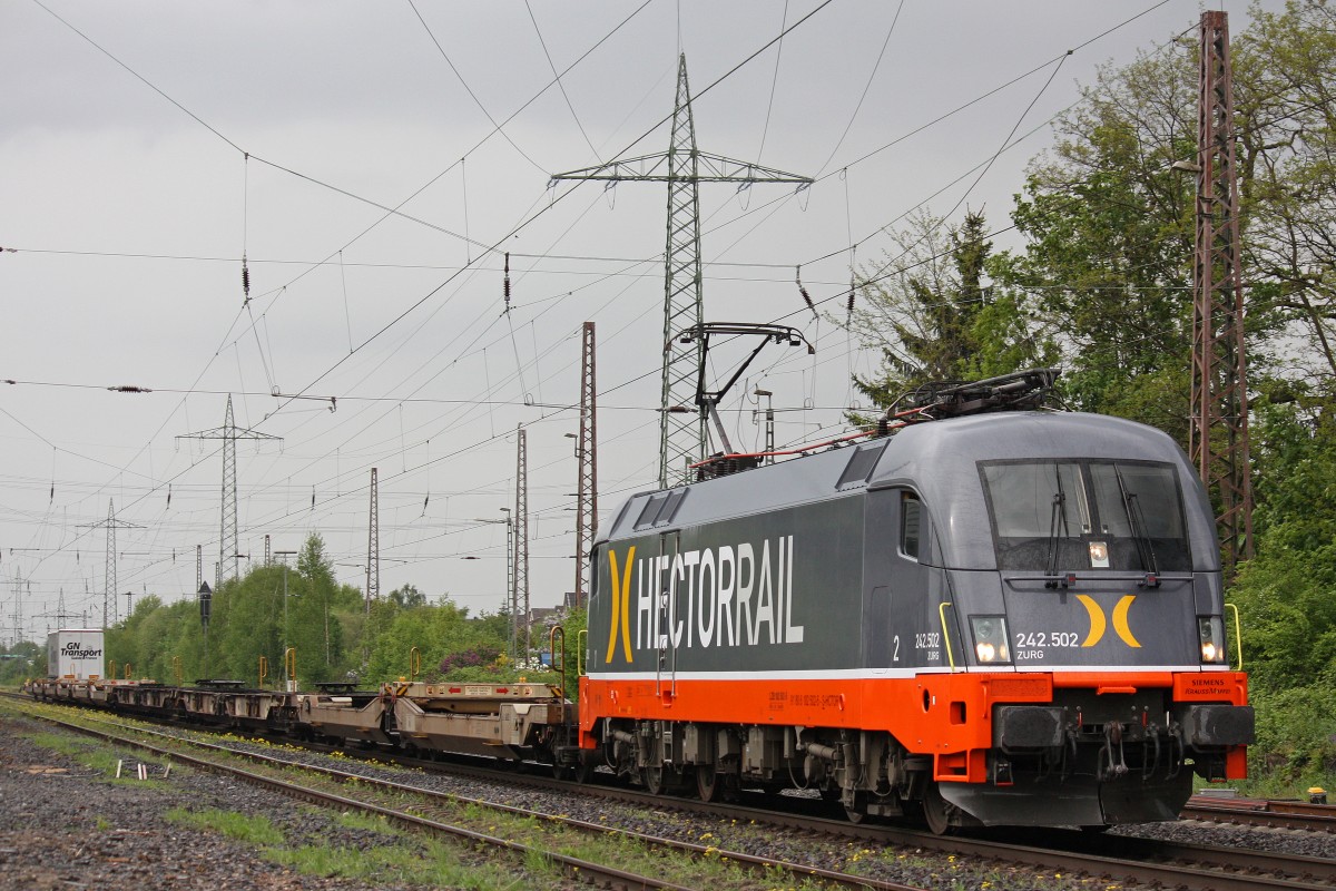 Hectorrail 242.502  Zurg  zog am 14.5.13 frisch umlackiert auf der ersten Fahrt fr Hectorrail den KLV nach Ehrang mit fast 5 Stunden Versptung durch Ratingen-Lintorf.