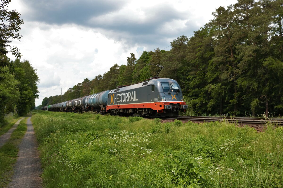Hectorrail 242.504 (182 504-1) mit Kesselwagen in Dieburg am 03.06.21