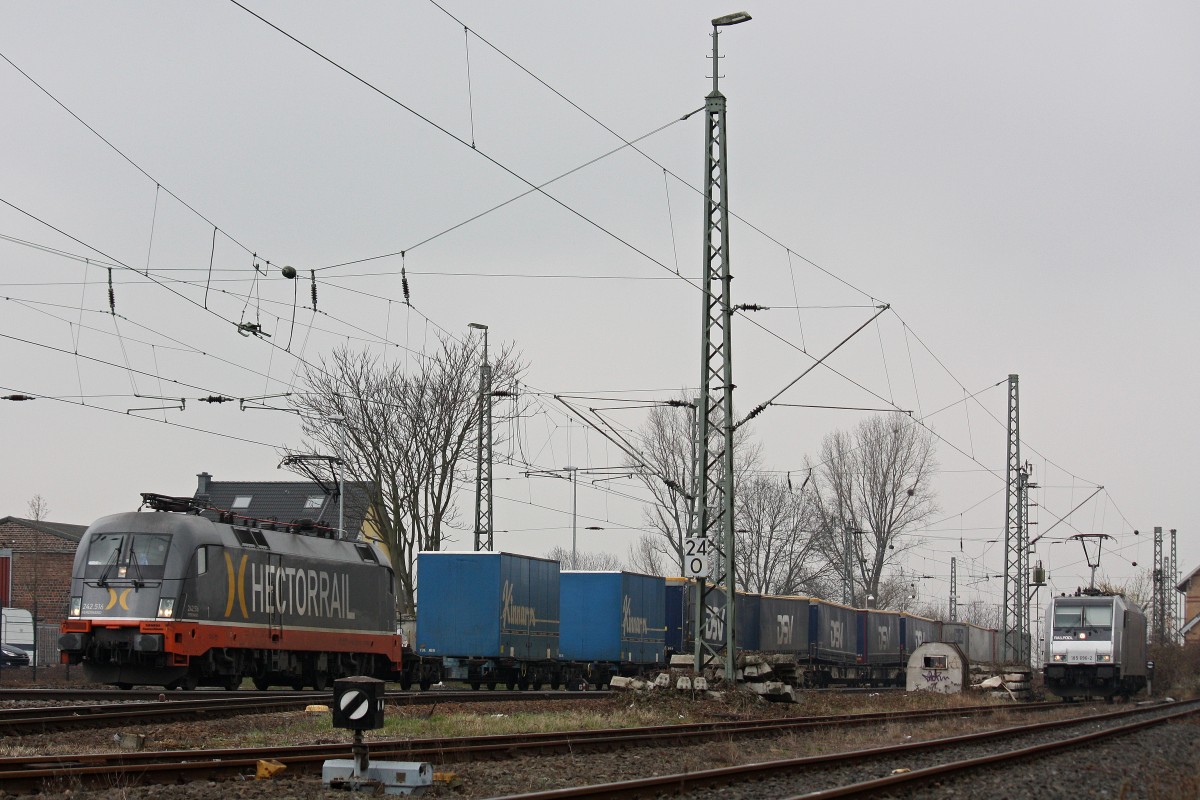 Hectorrail 242.516  Ferdinand  am 6.4.13 mit einem umgeleiteten KLV nach Ehrang in Nievenheim.