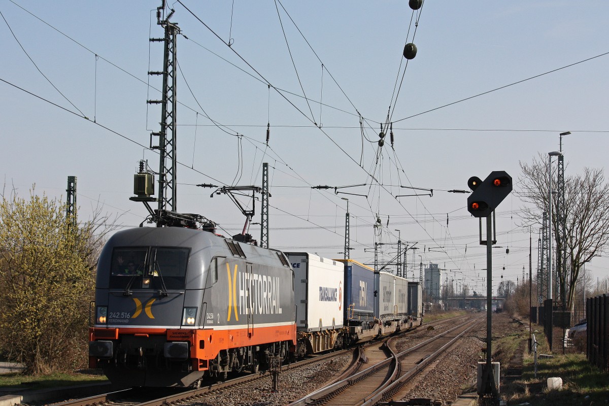 Hectorrail 242.516  Ferdinand  verlsst am 7.4.13 mit einem umgeleiteten KLV nach einer berholung durch die S-Bahn Nievenheim.Gru zurck!