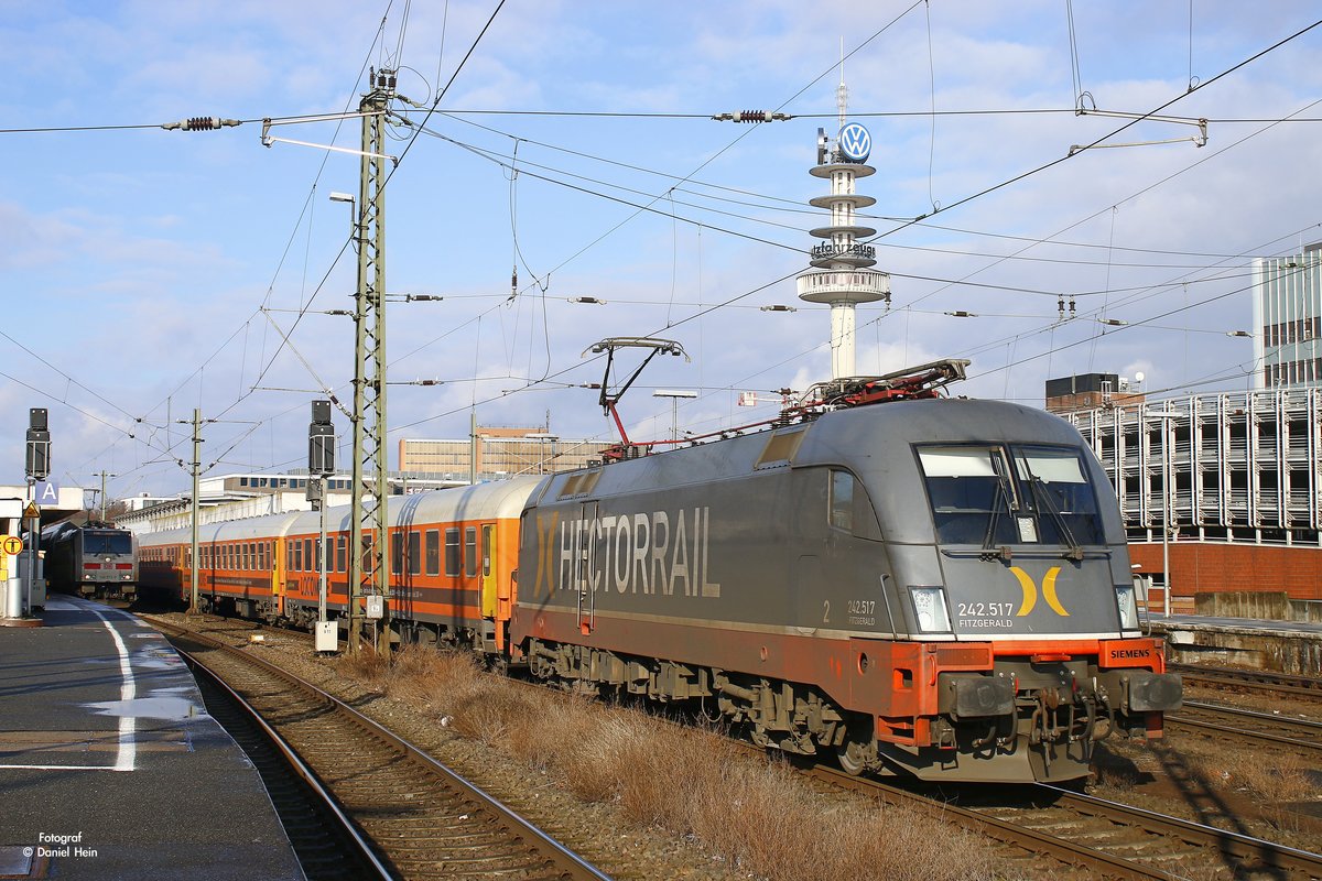 Hectorrail 242.517  Fitzgerald  mit Locomore 1818 in Hannover Hbf, Februar 2017.