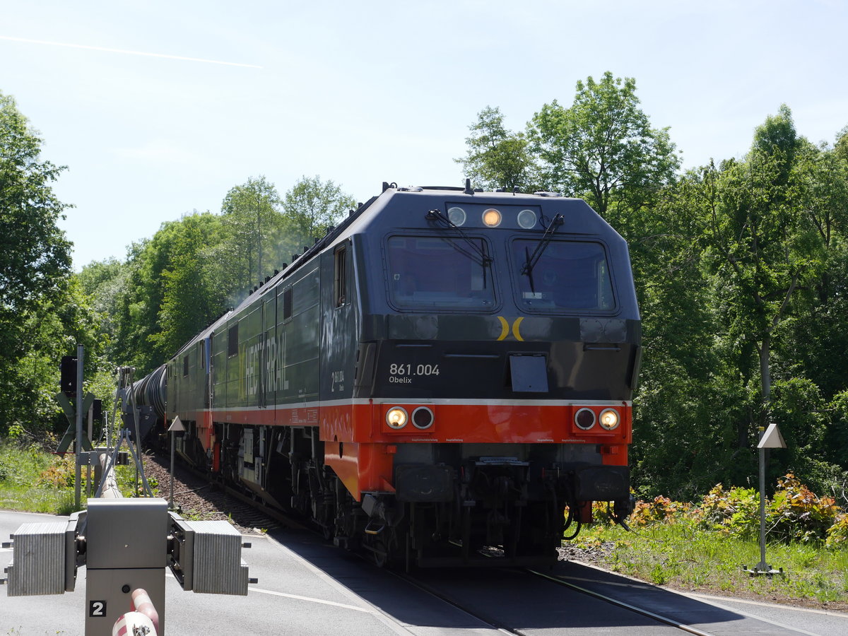 HECTORRAIL 861.004 (Obelix) und 861.002 (Hulk) mit einem Zug Kesselwagen nach Rhäsa; Nossen, 03.06.2020
