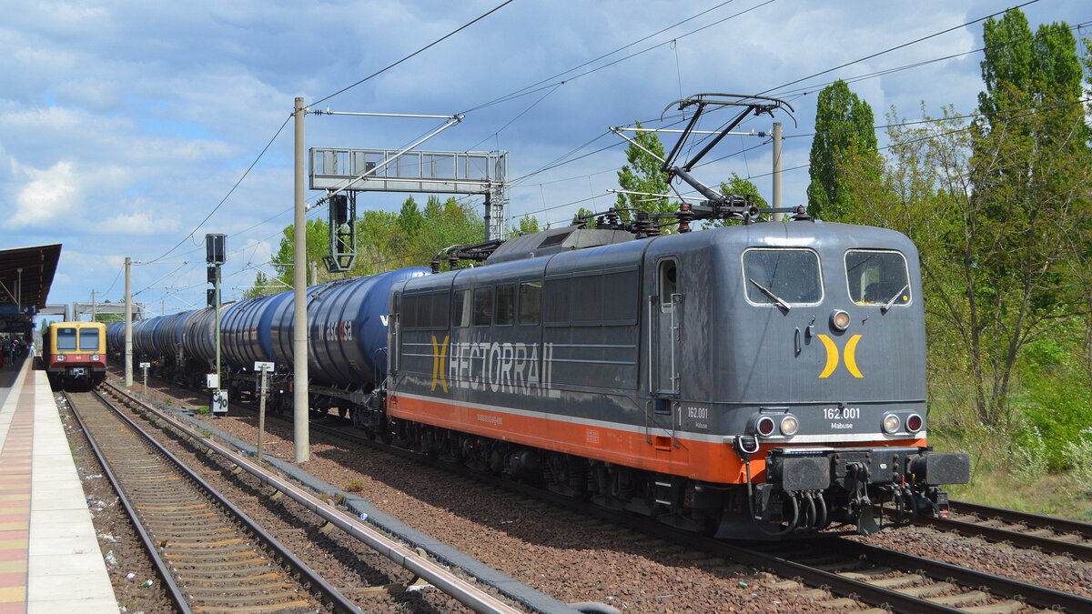 Hectorrail mit 162.001  Mabuse  (91 80 6151 013-0 D-HCTOR) und Kesselwagenzug am 06.05.22 Berlin Pankow.
