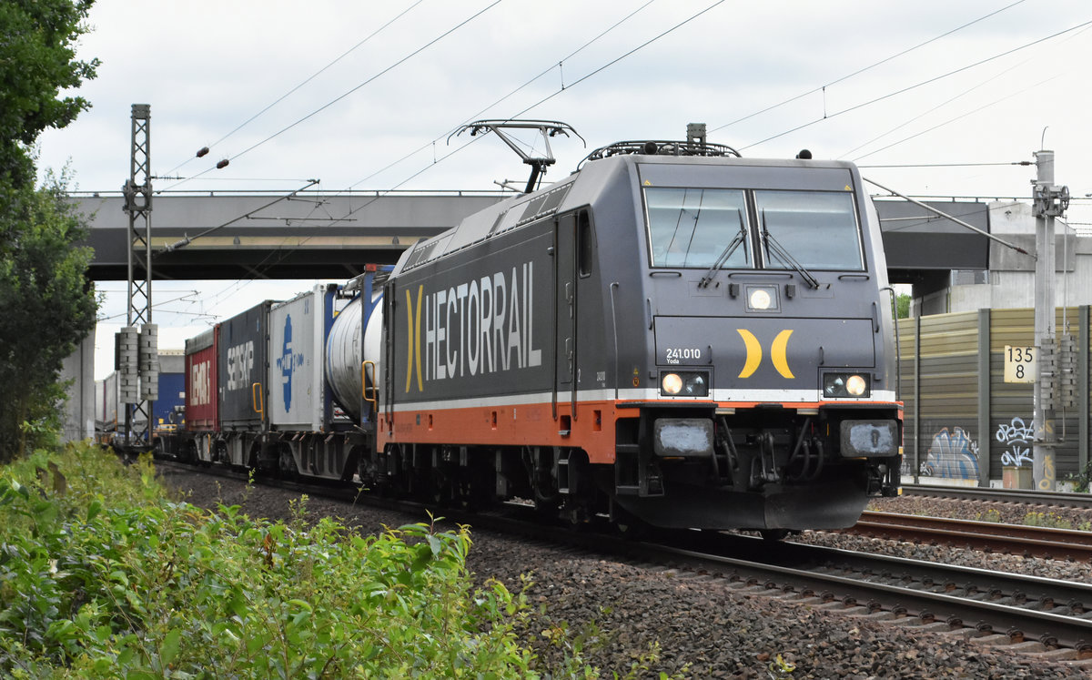 Hectorrail's BR 241.010  Yoda  kommend aus Lüneburg, Höhe Bardowick. 22.08.2017