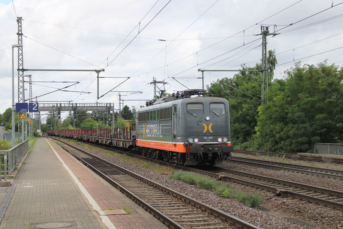 Hectrorrail 162.002  Lang  (91 80 6 151 070-0 D-HCTOR) mit einem Güterzug Richtung Magdeburg, am 04.08.2023 in Niederndodeleben.
