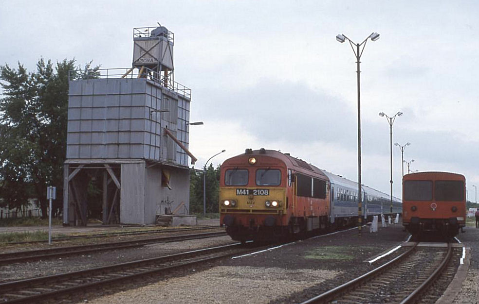 Hegyfalu am 14.5.1999:
M 412108 hlt um 14.27 Uhr mit einem Intercity, den sie wenig spter weiter in Richtung Csorna befrdert.