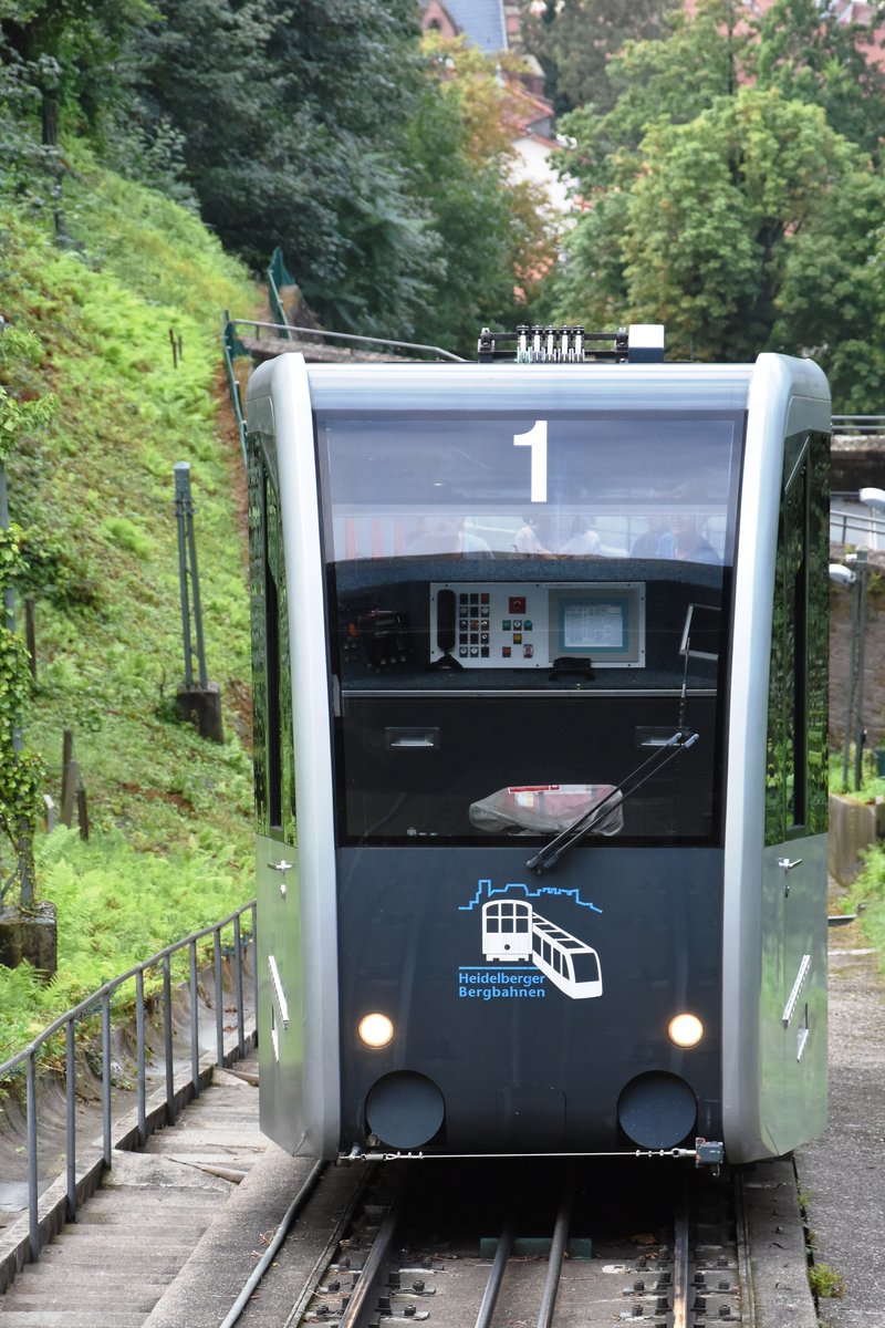 HEIDELBERG, 12.08.2016, Wagen 1 der unteren Bergbahn abwärts in Richtung Schloss