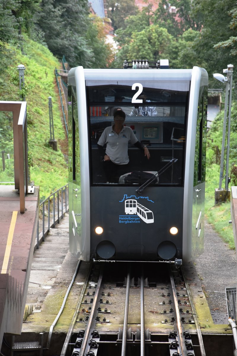 HEIDELBERG, 12.08.2016, Wagen 2 der unteren Bergbahn bei der Einfahrt in die Bergstation Molkenkur