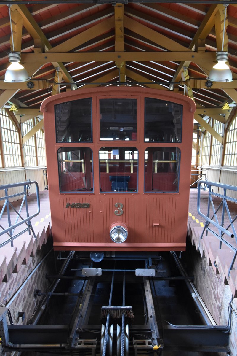 HEIDELBERG, 12.08.2016, Wagen 3 der oberen Bergbahn in der Bergstation Königstuhl