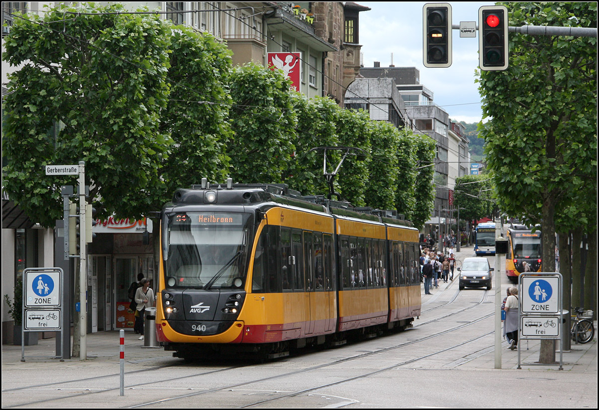 Heilbronner Kaiserstraße -

Bombardier ET 2010 unterwegs in der Heilbronner Innenstadt.

31.05.2016 (M)