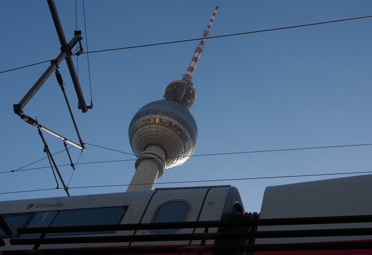 Heimatgefühle! Verspäteter ICE 847/857 überquert die Berliner Stadtbahn in Höhe Berlin-Alexanderplatz. Hinterer Zugteil war 402 016  Dessau .
Im Hintergrund: Der Fernsehturm.
Aufnahme entstand von der Straße mit Blick nach oben, dadurch entstand leider die Schiefe.

Berlin, 08.03.2014