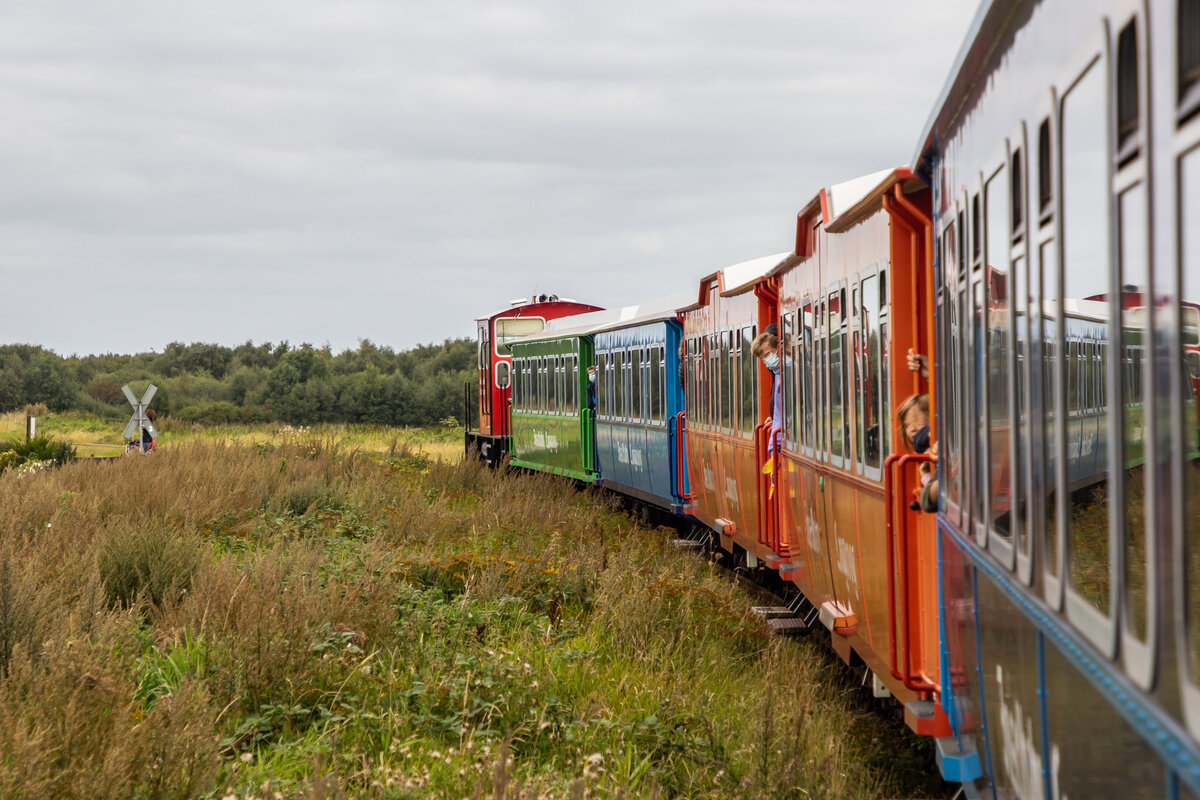 Heimfahrt aufs Festland. Inselbahn Langeoog. Am Bahnübergang Golfstüben. 5.9.21