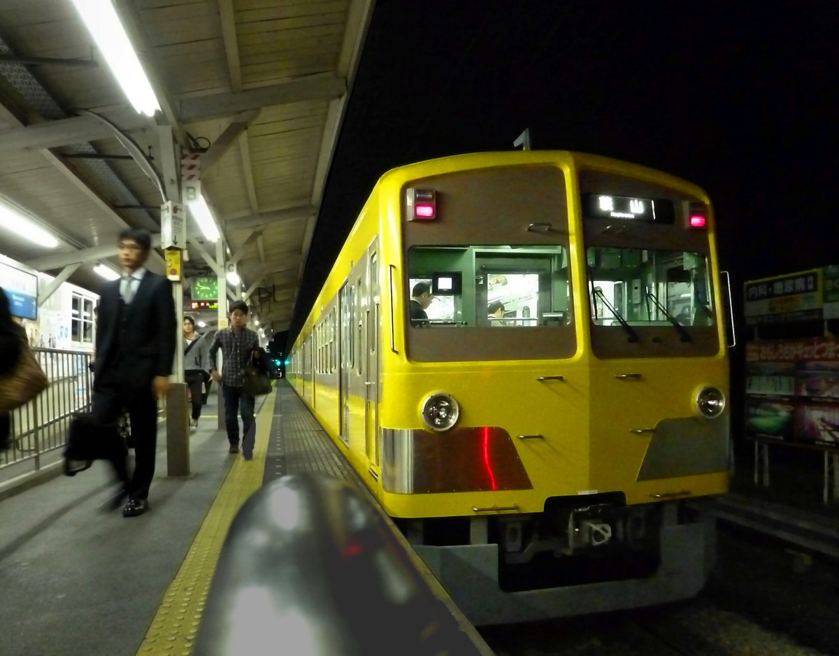 Heimkehr von der Arbeit. Der Seibu-Zug 261 (Serie 101, dreitürig, Vierwagenzug) ist auf der Linie von Kokubunji nach Hagiyama im Westen von Tokyo (4,6 km) in Ôme Kaidô angekommen, 4.November 2011.