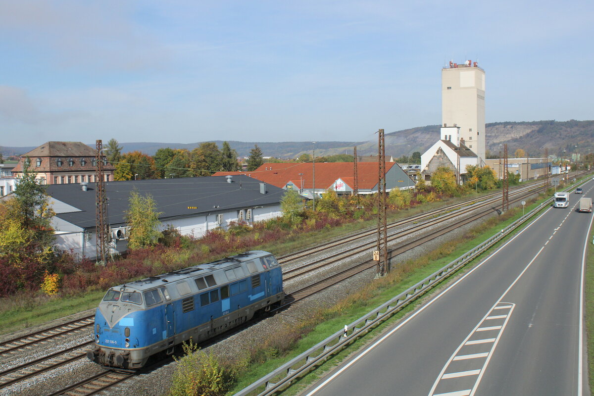 Heinrichsmeyer Eisenbahndienstleistungen 221 136-5 als Tfzf Richtung Gemünden, am 17.10.2022 in Karlstadt (M).